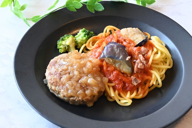【ニチレイ新商品「三ツ星プレート オニオンソースハンバーグ＆トマトパスタ」】お皿に盛ってみました！雰囲気アップします！
