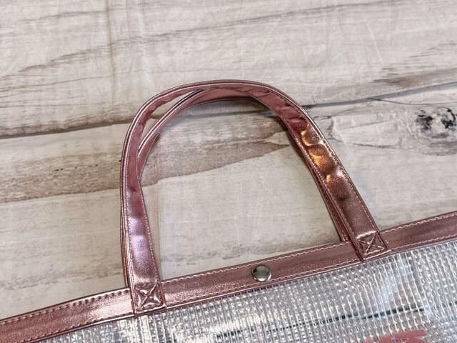 持ち手は薄手の衣類を着用した状態であれば肩がけが可能!