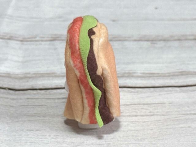 背面にはトマトとレタスがのぞき、横から見るとパティまでしっかり挟まれていて、細部まで作り込まれています♪