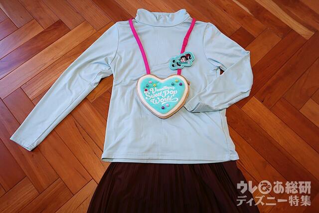 ネックポーチ 2,600円 ディズニー・パルパルーザ「ヴァネロペのスウィーツ・ポップ・ワールド」コーデ例