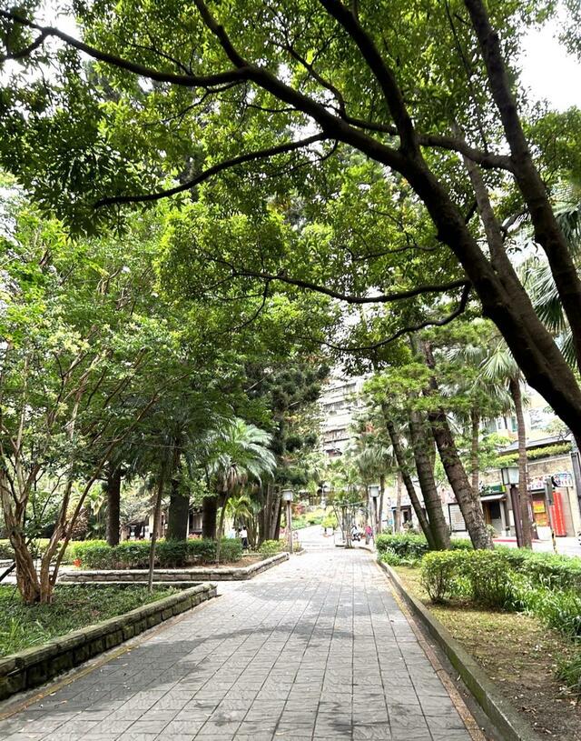 【台湾食べ歩きの旅③北投温泉編】MRT淡水線で台北駅から４０分ほどのところにある北投公園。 ５月は蒸し暑く雨も多いが、当面は薄い長袖シャツを着られる程度の快適な気温。