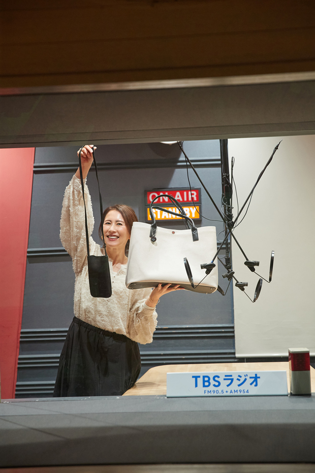 ＜堀井美香コメント＞  沢山入って、軽くて、白なのに汚れないようになってて、ちゃんと底鋲ついてて、小さい鞄もついてて。  で、可愛いおにぎり型になるんだよ！早く持たせて欲しい！早くみんなで持ちたい！