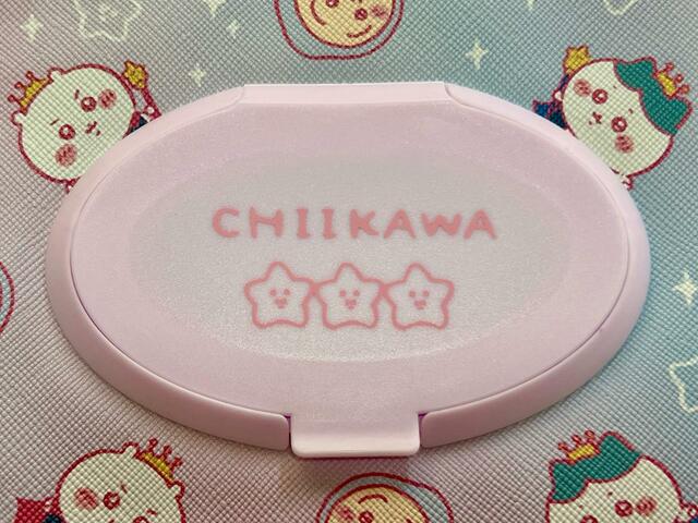 ピンクの蓋には星のイラストと「CHIIKAWA」ロゴ入り♪