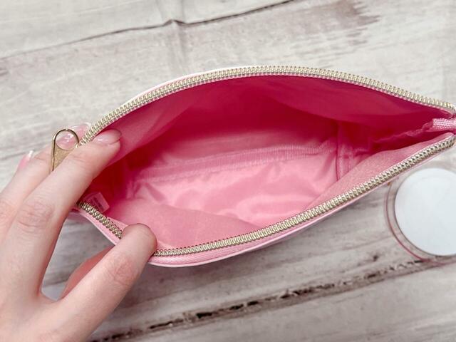 内側はポケットや仕切りなどがないシンプルな作り