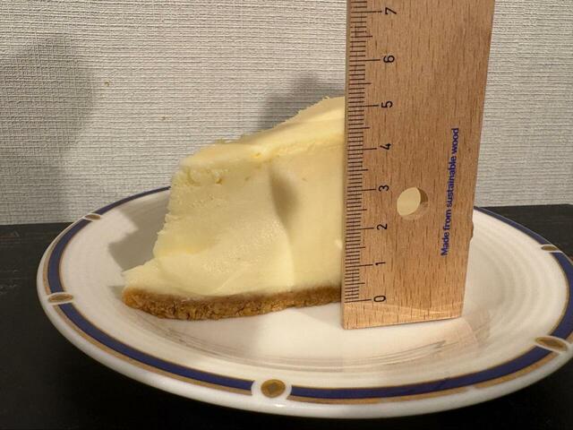 【ロピア 濃厚！チーズケーキ】ボリューム満点でサイズは縦約4.5cm♪