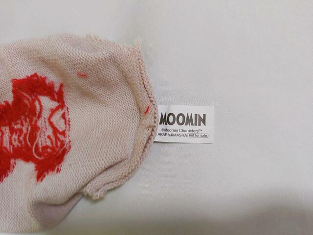 「MOOMIN」のロゴタグ