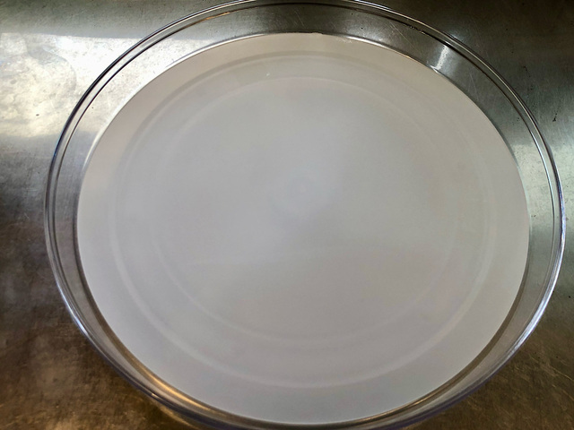 【ニトリ 奥の物が取り出しやすい回転トレー】冷蔵庫内に散らばりがちな食材や調味料をまとめて収納!