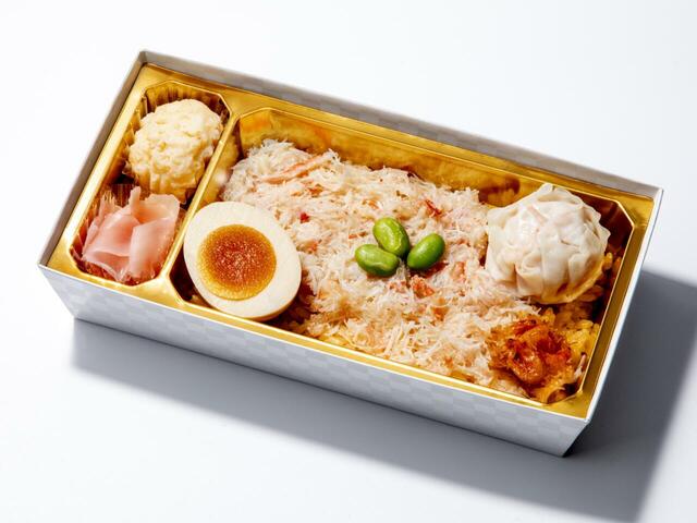 「〈8位〉蟹飯弁当」＜価格：1,650円（税込）＞【GWのお弁当選びに迷わない！JR東京駅グランスタの店長101人がガチ投票！「イチ推し弁当BEST10」をご紹介】