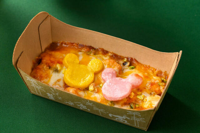 ニョッキグラタン（チョリソー、キノコ、ピスタチオ） 900円｜東京ディズニーリゾート「ディズニー・クリスマス」スペシャルメニュー｜販売店舗：東京ディズニーシー「フードトラック (ブルー）」｜発売日：2024年11月8日（金）〜12月25日（水）