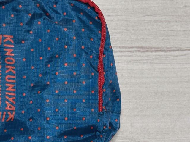 ネイビー×レッドのピンドット柄は、どこか懐かしくてレトロキュートな印象♪