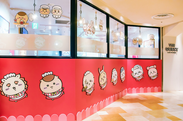 「ちいかわレストラン」外の壁にはレストランスタッフに扮したちいかわたち