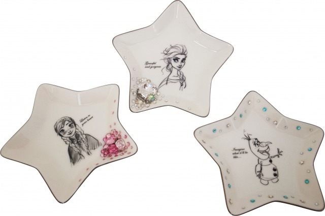 アナ／エルサ／オラフ　インテリアトレー （スワロフスキー®・クリスタル使用） （左）8,640円　（上）10,800円　（右）6,480円（税込） ©Disney