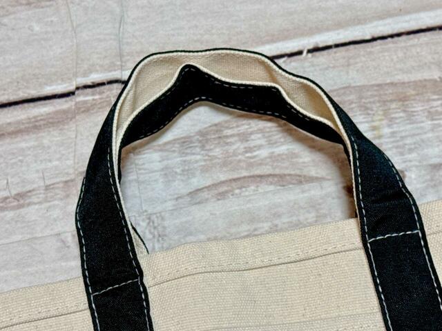 持ち手は短め。裏地付きでしっかりとしているのが高見えポイント！