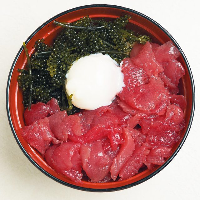 喫茶 か寿が　マグロの中落ちと海ぶどうの丼 930円