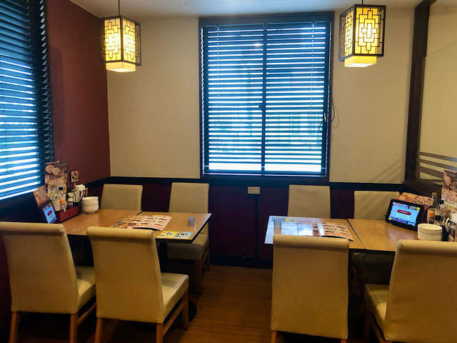 【バーミヤン】落ち着いた雰囲気の店内は中華らしい装飾が特徴