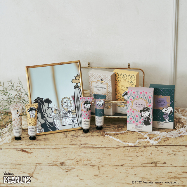 ハンドクリーム 各¥880(シダーウッド/サボン/フリージア/ホワイトティー)、スタンドミラー ¥3,300