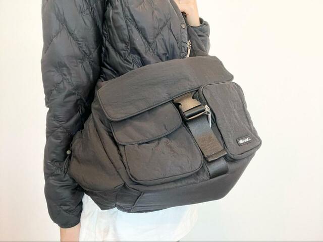 【niko and… オリジナルバックルライトショルダーバッグ】デザインがシンプルなので、大きさの割に主張は控えめです