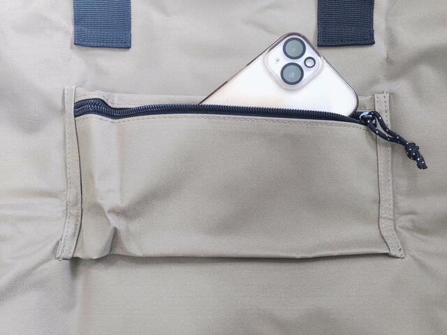 携帯などが入る大きさ