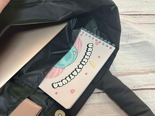 大きめサイズのポケットにはノートが入っちゃいます！