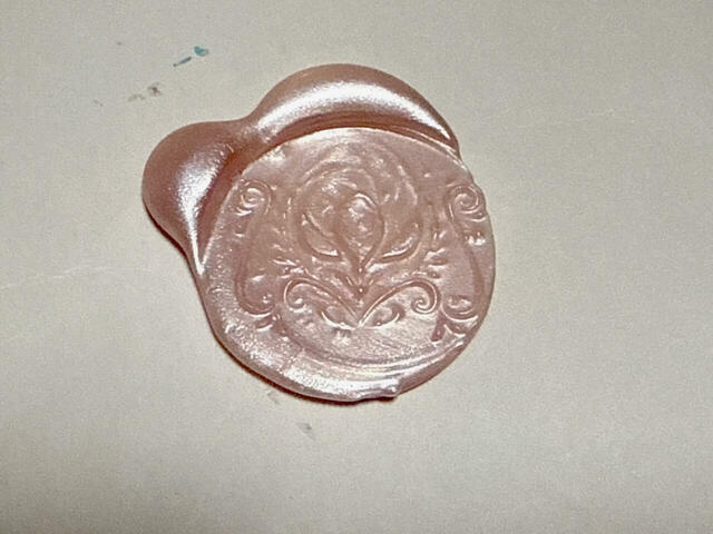 ピンクの国章デザインのシーリングスタンプ。カラーが違うと雰囲気がガラッと変わりますね♪