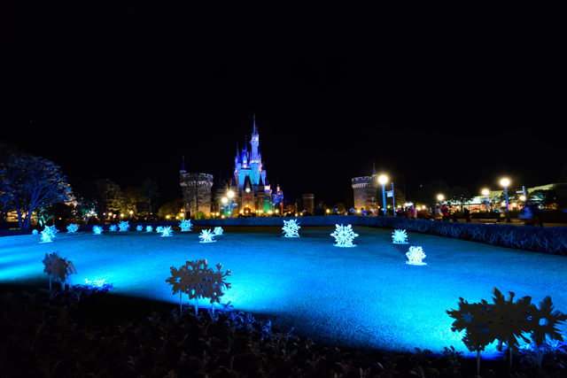 シンデレラ城も雪景色になっているかのような光景に ©Disney