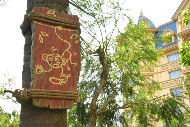 東京ディズニーランドホテル「プールラリープログラム」高いところにも看板があるよ