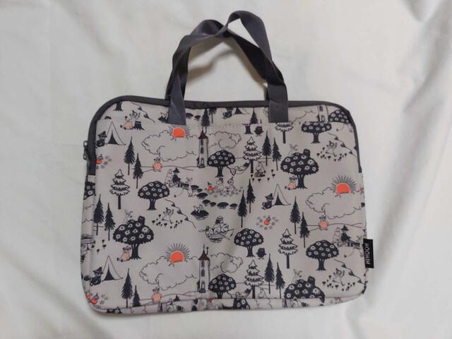 淡いグレーのシックな配色で、ユニセックスなデザイン