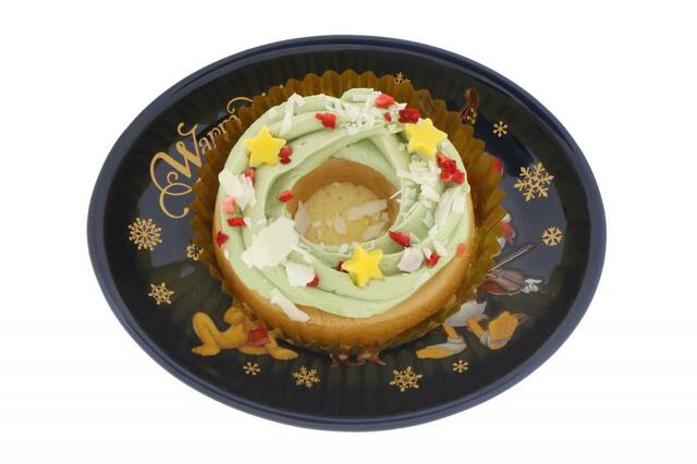 プラリネ＆ピスタチオケーキ、スーベニアプレート付き 1,100円｜「ディズニー・クリスマス」スペシャルメニュー｜東京ディズニーリゾート40周年“ドリームゴーラウンド”｜販売店舗：東京ディズニーランド「スウィートハート・カフェ」、東京ディズニーシー「ザンビーニ・ブラザーズ・リストランテ」｜販売期間：2023年11月1日（水）〜12月25日（月）