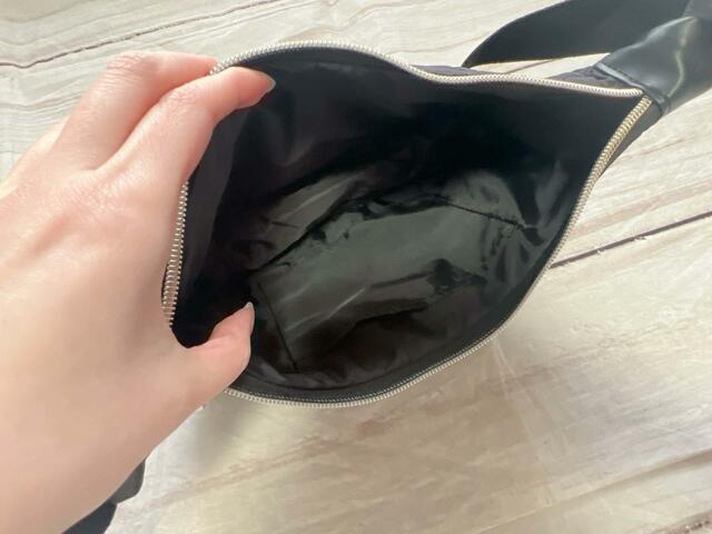 内側はシャカシャカした手触りの裏地付き