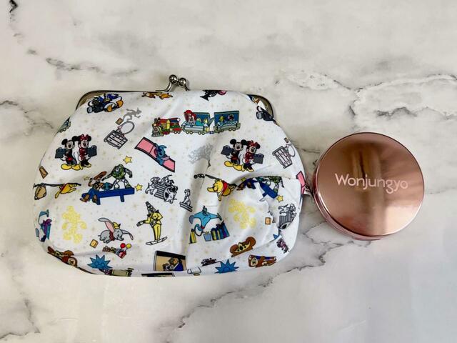 クッションファンデと並べてみました！【Disney Store（ディズニー ストア）30周年限定特別柄 がま口ポーチ】