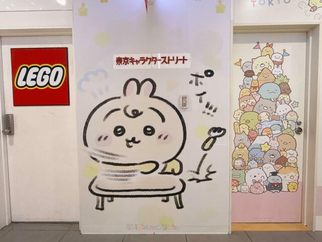 勢いよくフォークを投げるベビーうさぎ。このやんちゃさがたまりません♪