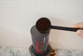 【エアロプレス】コーヒーカップにのせてコーヒーの粉を入れます