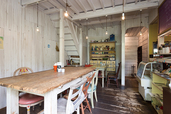 WanderKitchen／古民家リノベの独創空間。家具の多くは西海岸で買ったもの。