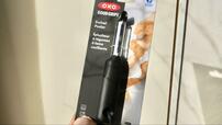 【OXO タテ型 ピーラー】料理経験や利き手を問わず使える「タテ型ピーラー」