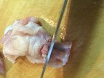 「マンガ肉」レシピ／手羽元の骨を出す作業