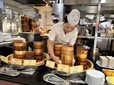 【甜點菜楼ルミネエスト新宿】蒸し終えた小籠包と焼売をカウンターに移します