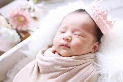 赤ちゃん 100均小物大活躍 自力でニューボーンフォト風の写真を撮るコツ 1 3 ハピママ