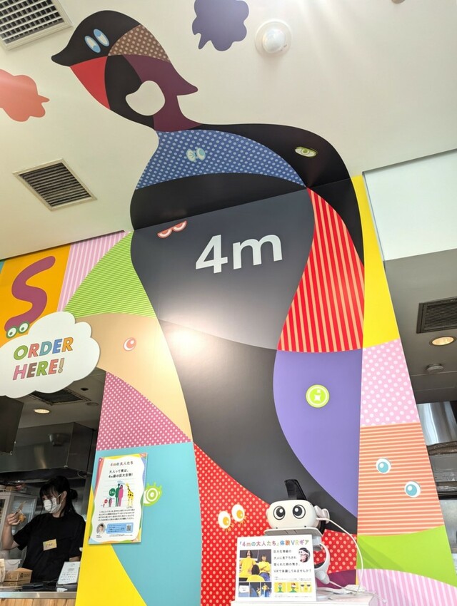 【こどもの視点カフェ】巨大生物並みの大人に見下ろされて怒られた時の怖さをVR映像で体験できる「4mの大人たち」