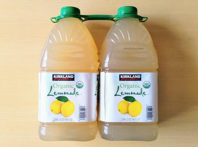 【コストコ　カークランドシグネチャー オーガニックレモネード　2.84L×2本　1298円】約3L入りの巨大なボトルが2本セットに