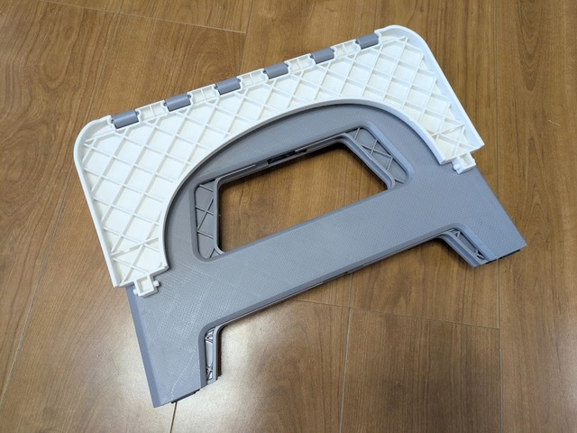 【スツーレ　ポータブルトイレ】約6.8cmの薄さに！使わないときも邪魔になりません