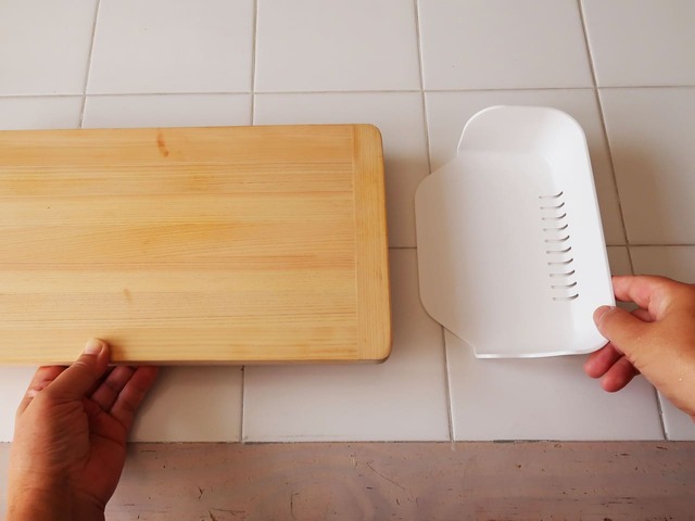 【まな板キャッチャー】先端をまな板の下に差し込むだけ