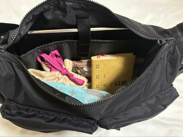 【UNIQLO マルチポケットショルダーバッグ】先ほどの荷物を全部入れても余裕あり◎ポケットが多く、メイン収納はマチがあるので整理しやすく見やすいです