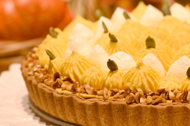 【キル フェ ボン「北海道みよい農園産 “くりりん”かぼちゃとチョコレートのタルト」】くりりんかぼちゃのクリームをかぼちゃに見立てて絞ったタルト