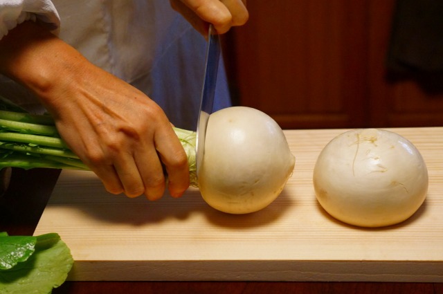 【白みそシチューの作り方1】蕪の葉を根元から切り離します