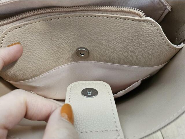【LAKOLE　ワンハンドル2WAYスクエアバッグ3】パチッと簡単につくマグネット式のボタン。荷物がが落ちてしまう心配もありません