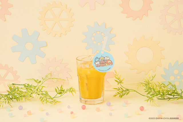 アイスコーヒー、アイスティー、コーラ、ジンジャーエール、オレンジ 各869円｜メニュー｜映画 すみっコぐらしカフェ ～ツギハギ工場のふしぎな出会い～