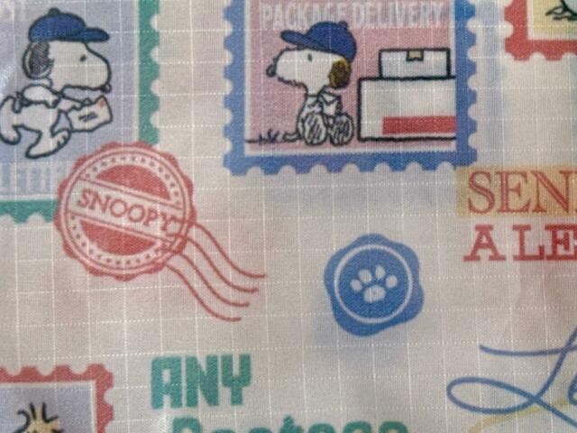 切手以外にも、ロゴやレター、スヌーピーの肉球のシーリングスタンプなどが散りばめられていて、どこを見てもかわいいデザイン