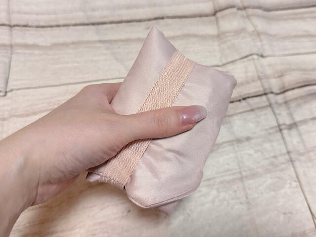 たためばミニマムサイズに。コンパクトになるので持ち運びにも便利!