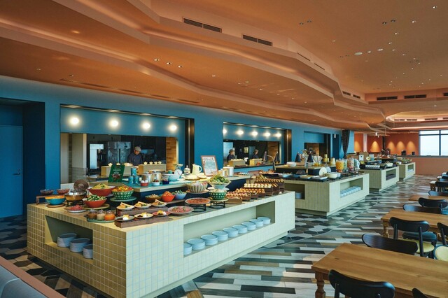【星野リゾート 1955 東京ベイ】朝食ビュッフェを提供する「Restaurant」は朝6時から営業
