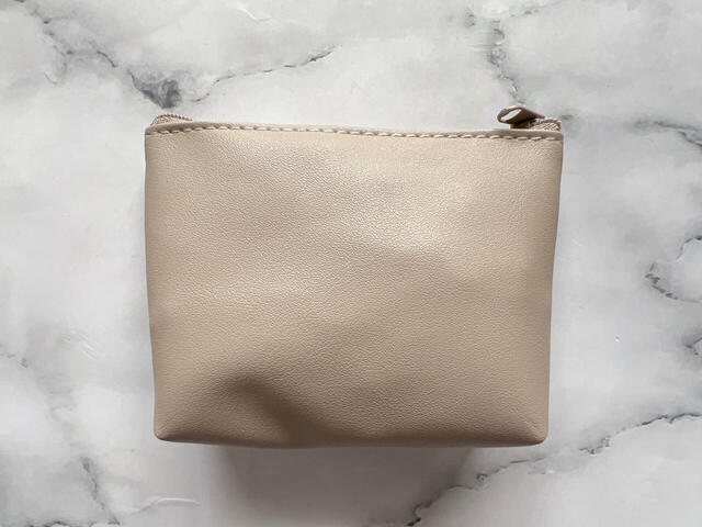 バックは装飾がないシンプルなデザイン